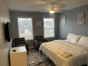 Stylish 3BR Townhouse - Image 2