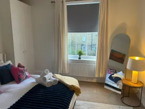 Stylish 1BR Teddington Flat Near Thames River - Image 4