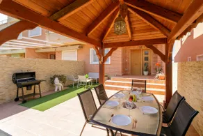 Themed Pool Bungalow & Jacuzzi I BBQ | Parking - Image 4