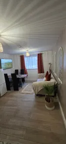 Serengeti Suite - Free parking, Fast Wifi, Family&Contractor Stay - Image 4
