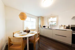 NEW Seattle Retro Retreat | Walk to Shops & Coffee - Image 2