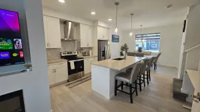 3 Bedroom Modern Luxury House - Family Friendly, 3 Queen Beds, Free Wi-Fi, and Free Parking - Image 2