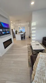 3 Bedroom Modern Luxury House - Family Friendly, 3 Queen Beds, Free Wi-Fi, and Free Parking - Image 3