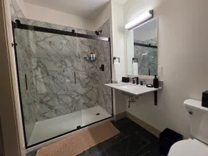 Bright & Modern Noho, unit 16 - Image 5