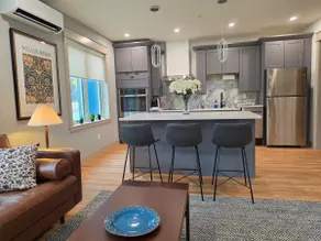 Bright & Modern Noho, unit 16 - Image 2