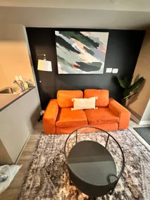 Small apartment with orange couch for 2 - Image 2