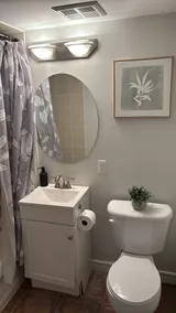 Small apartment with orange couch for 2 - Image 4