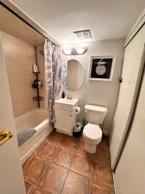 Small apartment with orange couch for 2 - Image 5