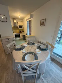 Quiet 2-bedroom apartment, private parking, near the station - Image 3
