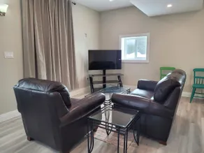 2 bedroom home nestled in small town Ontario - Image 3