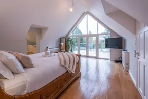 5BDR Luxe Villa By Torr Property Group Short Lets & Serviced Accommodation With Free Parking & River View Stratford-Upon-Avon - Image 2