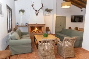 Cerro Caña: Private Hilltop Property with Pool and Views - Image 2