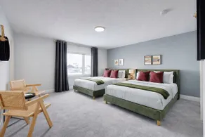 Lux 3BR 3BA Home/5 beds/Sleeps 10/Parking+Wi-Fi - Image 2
