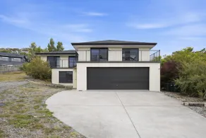 Modern Family Home in Lenah Valley Hobart - Image 5