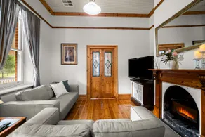 Spacious 4 BR, near Barossa, Sleeps 8, Fireplace, Min 2 nights - Image 2