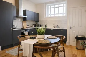 Luxury Apartment w/ King Bed - Image 3
