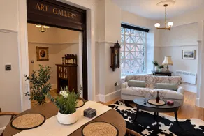 Luxury Apartment w/ King Bed - Image 4