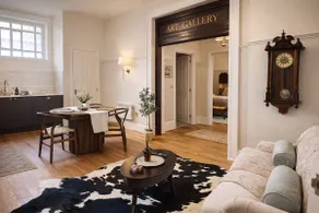 Luxury Apartment w/ King Bed - Image 2
