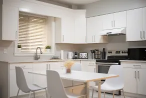 Modern Comfort 2BR in Delta Near Transit and Shops - Image 2