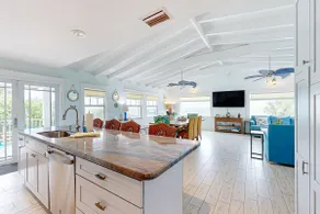 Bayfront Sunset Oasis: Dog Friendly, Pool, Dock - Image 4