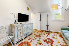 1BR with balcony & lighthouse view, steps to Duval - Image 2