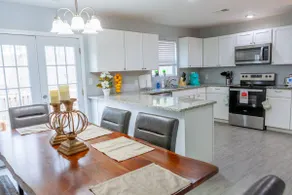 Modern Oak w/ 4BR|5BD Sleeps 12 - Image 2