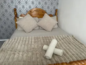 Dartford 3-Bed Retreat with Parking - Image 3