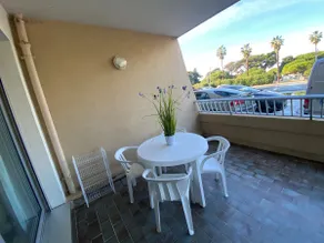 Nice air-conditioned studio in the port of Hyères 83400 - Image 3