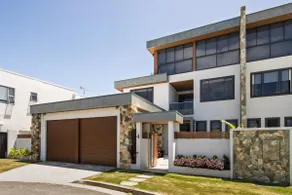 Labrador Living - Spacious Haven near Lagoon & Cafes - Image 4
