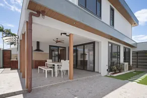 Labrador Living - Spacious Haven near Lagoon & Cafes - Image 3