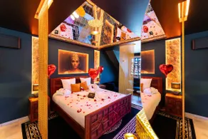 Cleopatra's Secret Luxury Suite with Jacuzzi - Image 3