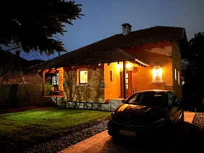 10 min from Airport • Artistic Villa • Fireplace - Image 3