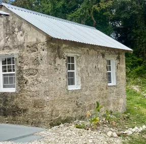 Crafters cottage in the jungle - Image 1