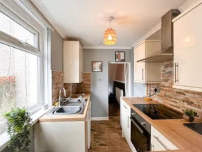 Perfect Booking 3 Bed Home in Abertillery - Image 3