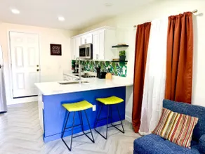 Cozy Private Guesthouse •Downtown•king bed• - Image 4