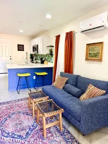Cozy Private Guesthouse •Downtown•king bed• - Image 3