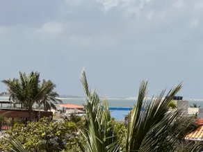 Tropical Refuge • 360° Lookout • 5 min from Downtown - Image 2