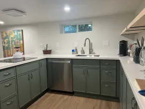 Stylish Private Flat Near Roosevelt Light Rail - Image 2