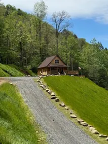 Cozy new Craigsville cabin on the Gauley River - Image 3
