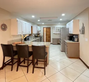 Come stay at this cozy home - Image 5