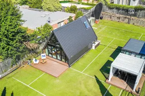 Smart Stylish Stay | Sunroom, BBQ & Basketball Fun - Image 3