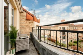 Stylish 2-Bed Flat with Balcony Near Haymarket - Pass the Keys - Image 3