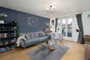 Stylish 2-Bed Flat with Balcony Near Haymarket - Pass the Keys - Image 5