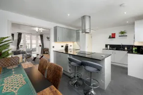 Stylish 2-Bed Flat with Balcony Near Haymarket - Pass the Keys - Image 2