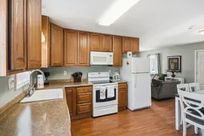 Chupacabra Woods · Acre Yard · 12 Min to Beaches - Image 4