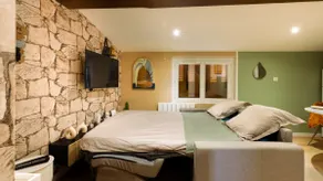 Get away-Air-conditioned-Center within walking distance-Public parking - Image 5