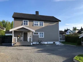 Central 2 bedroom basement apartment for 1-6 people with free parking - Image 4