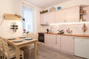Cozy, Central & Quiet Gem – Walk Everywhere! - Image 3