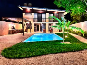 Villa with Pool, Game Room and Barbecue - Image 2