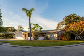 Coastal Family Escape with Private Pool Near Beaches - Image 5